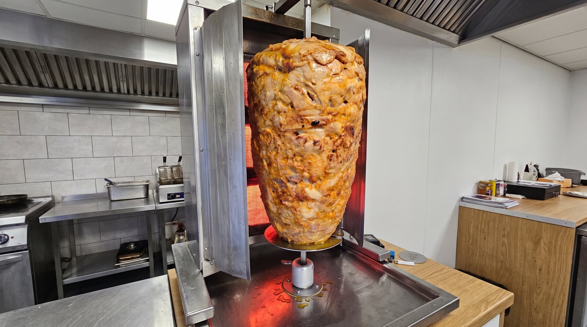 Pieczona tuba kebab z kurczaka na rożnie pionowym