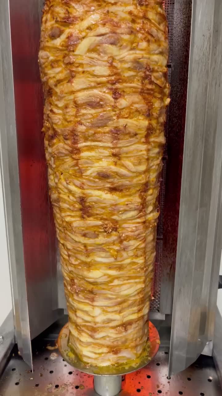 Złocisty kebab na rożnie pionowym 2Mundos