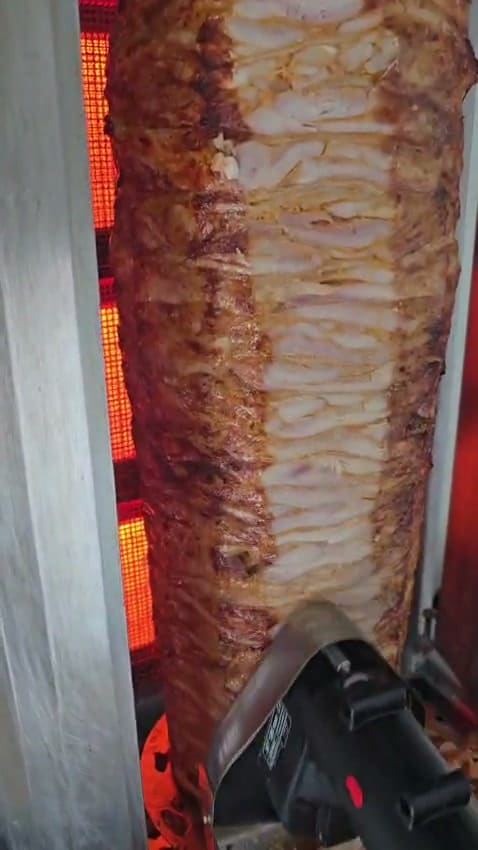 Krojenie kebaba na rożnie, realne ujęcie z produkcji